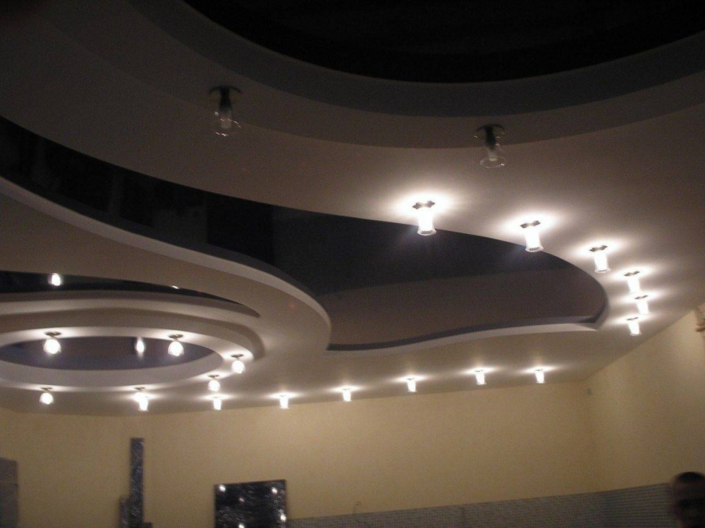 Важность выбора светильников для натяжных потолков